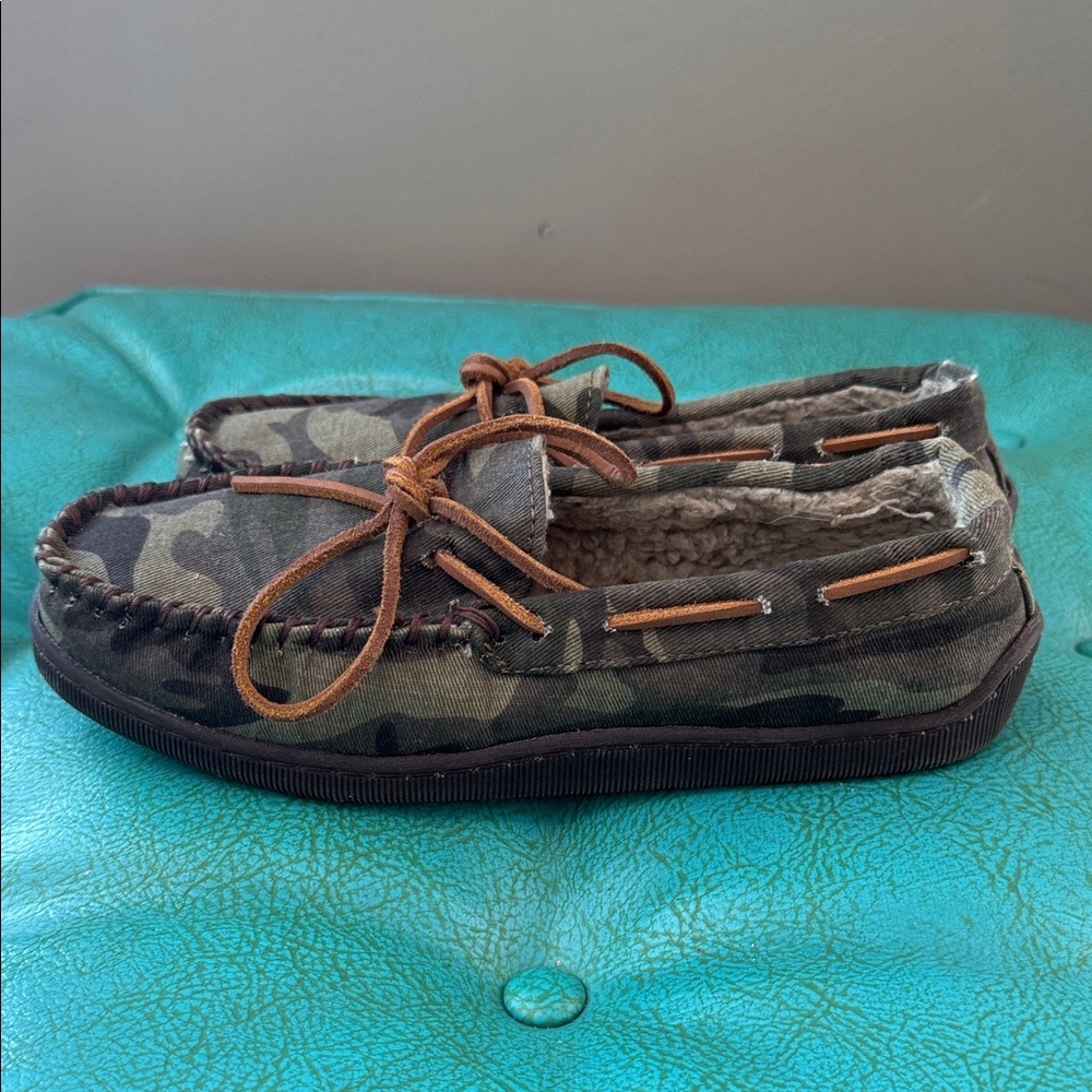 Minnetonka Men's Pile Lined Hardsole Slipper Green camo men’s size 7